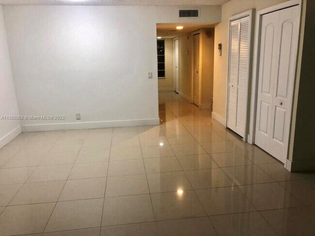Foto del edificio - 16481 Blatt Blvd