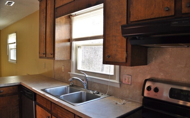 Foto del edificio - Student-friendly Split Level Home Located off Brown's Chapel Road