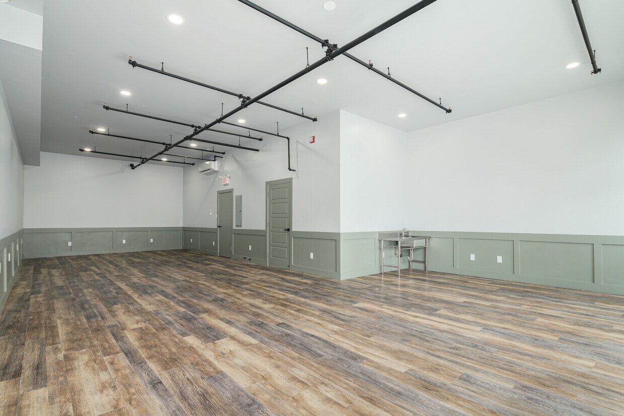 Building Photo - 342 W Queen Ln