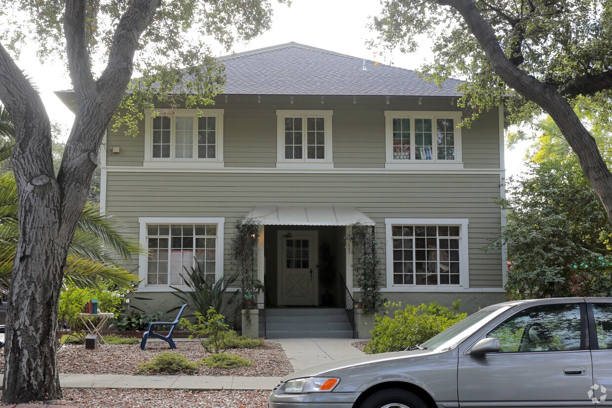 Primary Photo - 256 W 6th St