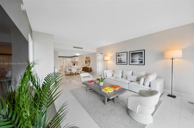 Foto del edificio - 10201 Collins Ave