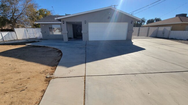 Foto del edificio - Freshly painted 3 bedroom / 2 bathroom house