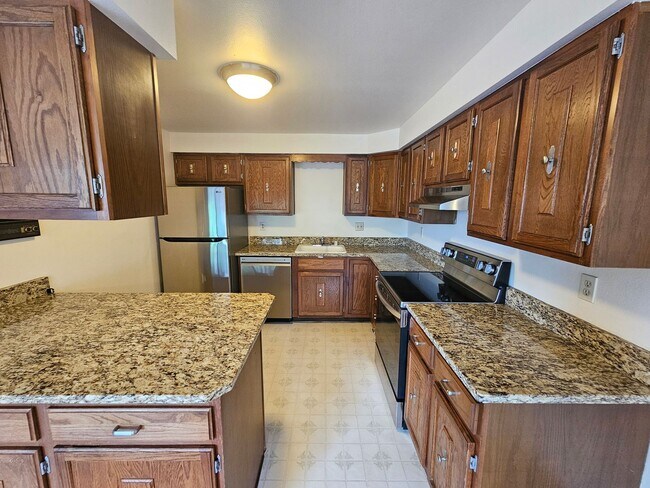 Building Photo - Spacious Condo on the South Hill