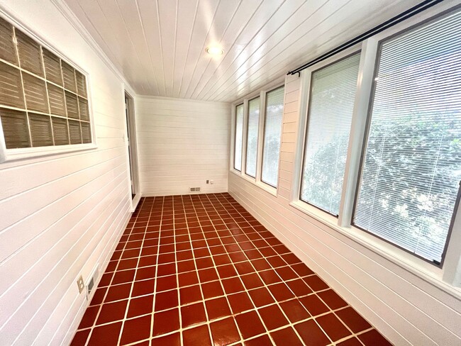 Foto del edificio - Charming Home in Great Decatur Area & Emor...