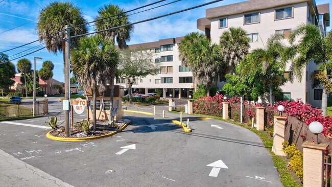 Foto del edificio - 8030 Hampton Blvd