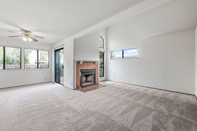 Building Photo - Spacious Townhome in Excellent Location!