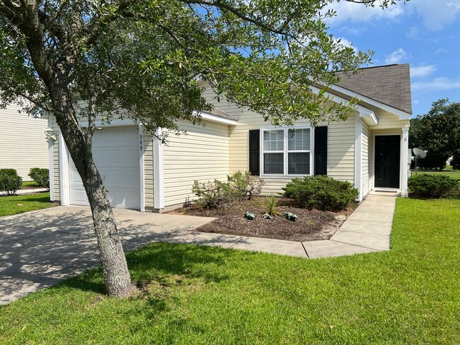 Building Photo - Now Pet Friendly! 3 Bedroom, 2 Bath Home, ...