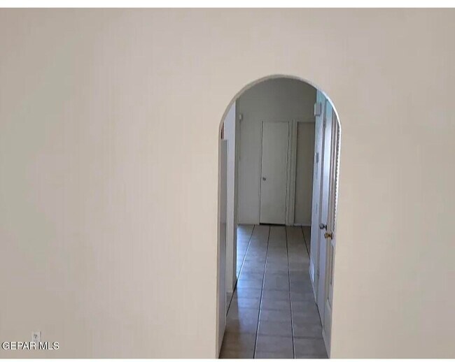 Building Photo - 910 Destello Rd