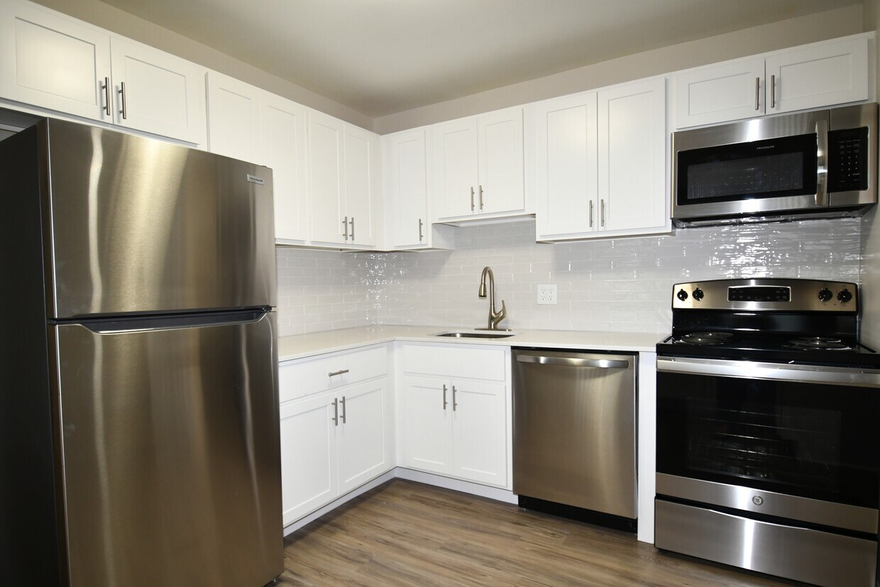 Pointe O' Woods Apartments 24710 W 12 Mile Rd Southfield, MI