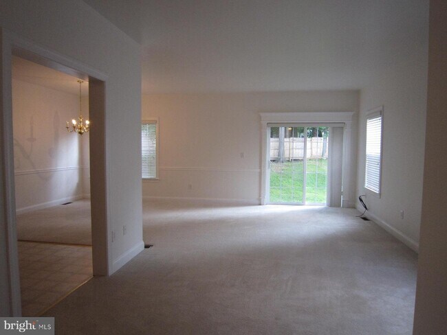 Building Photo - 200 Maple Ct