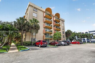 Building Photo - 9360 Fontainebleau Blvd