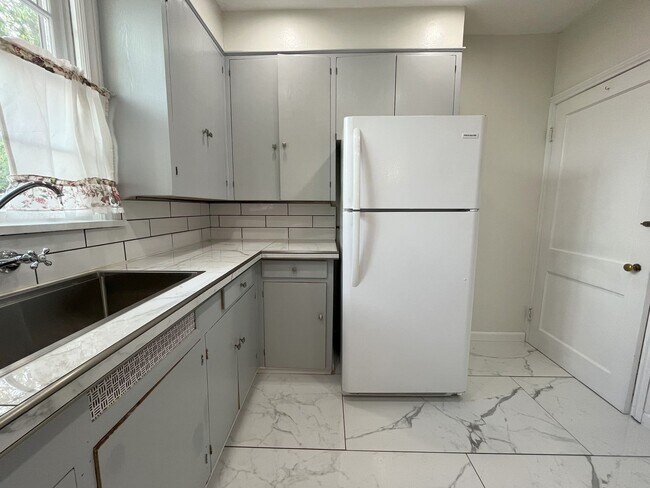 Foto del edificio - Spacious Multi-Level Living with Vaulted Ceilings and Backyard Access