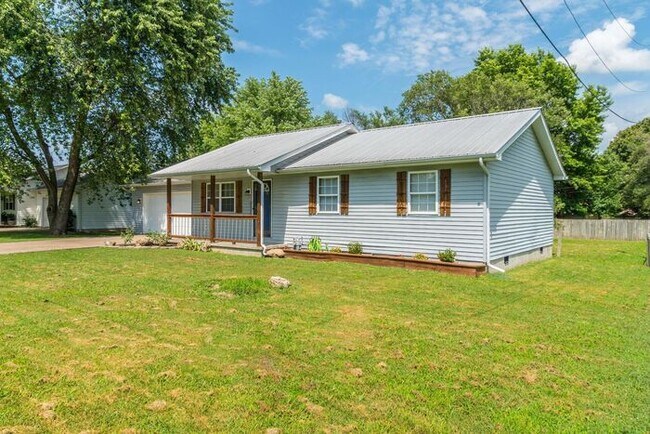 Building Photo - Beautiful home in Marionville with lots of...