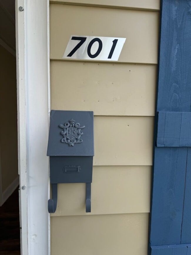 Building Photo - 701 E Lenoir Ave