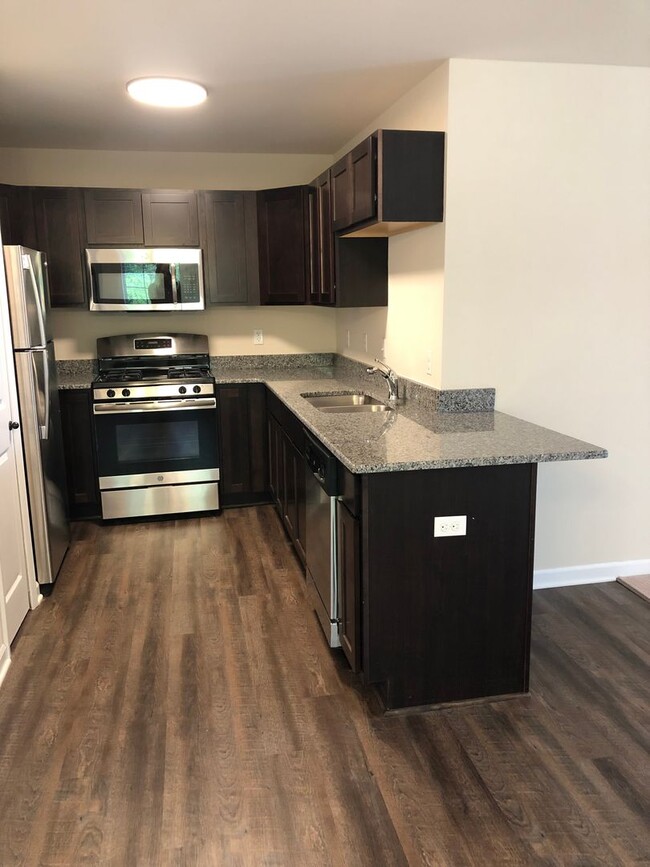 Building Photo - The Madison End Unit