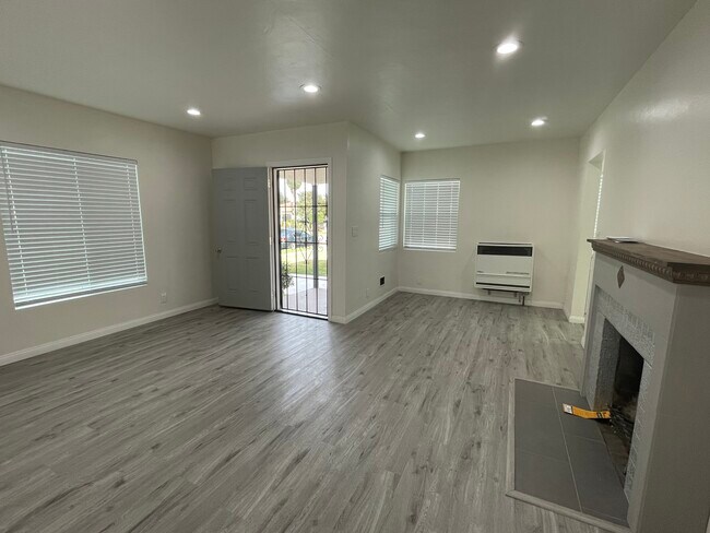 Building Photo - 840 W 127th Pl