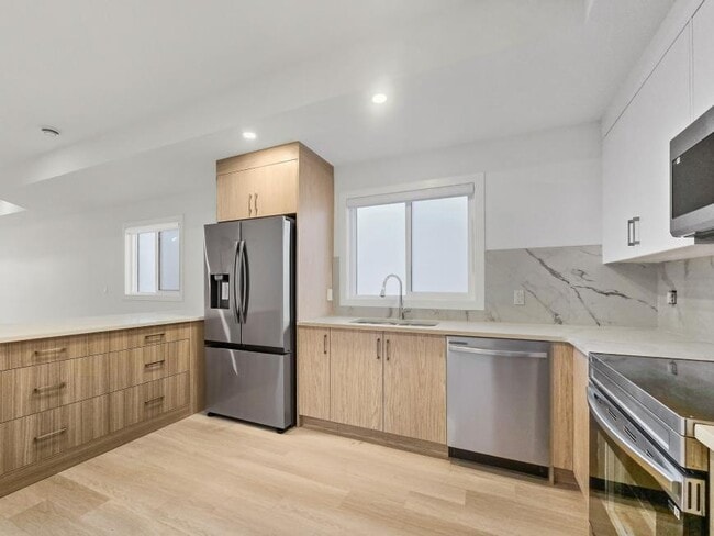 Photo du bâtiment - 3.0 bedroom in Calgary Alberta T3B 1K6