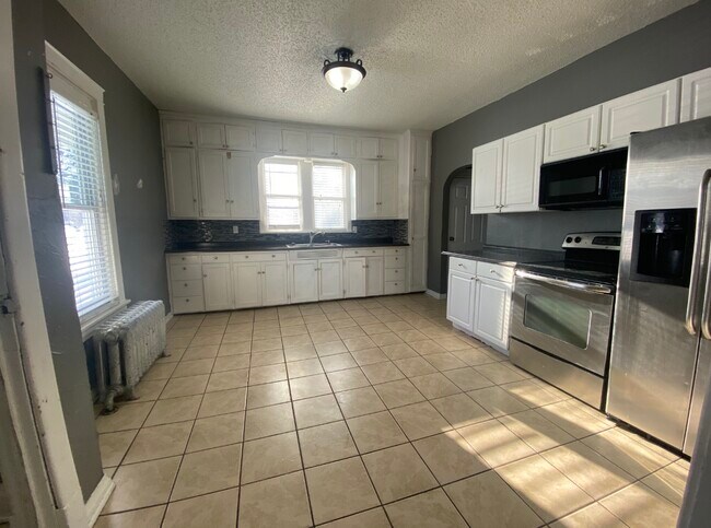 Kitchen - 923 7th Ave S
