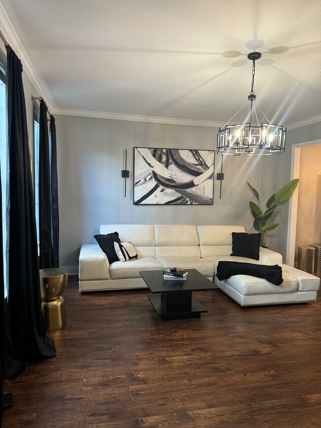 Foto del edificio - 4311 Four Oaks Blvd