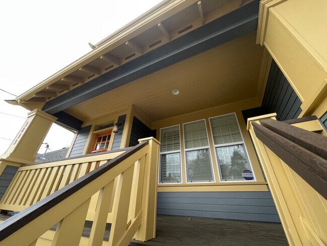Foto del edificio - Charming 3-Bed, 3.5-Bath, 3-Level Home in ...