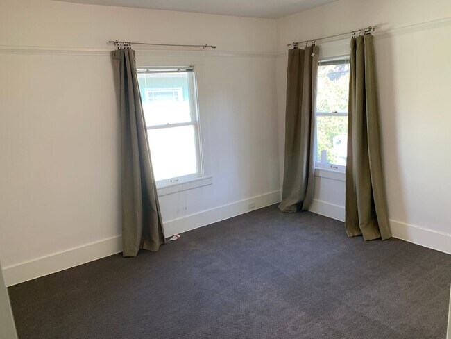 Building Photo - Side by side duplex