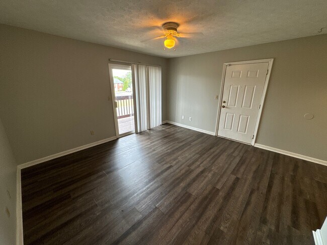 Foto del edificio - 4109 Blue Lick Ct
