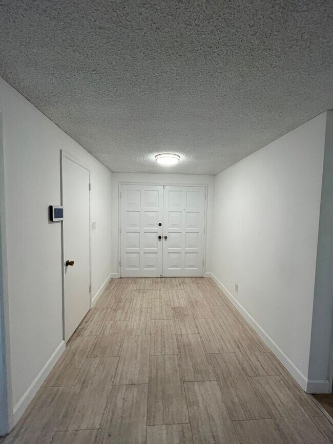 Building Photo - LOCATION! 3+2 on large, cul-de-sac lot, MU...