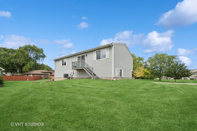 Building Photo - 30W145 Country Lakes Dr