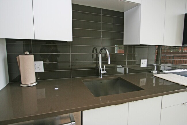 Foto del edificio - Beautiful Modern European Design!  Include...