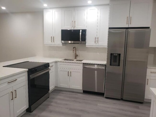 Building Photo - 829 Camino Rd