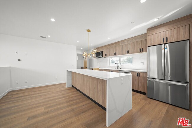 Foto del edificio - 819 N McCadden Pl