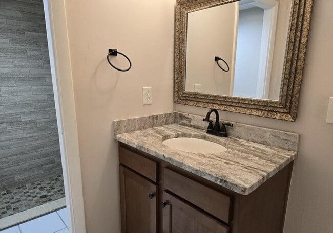 Building Photo - 216 Glenview Blvd