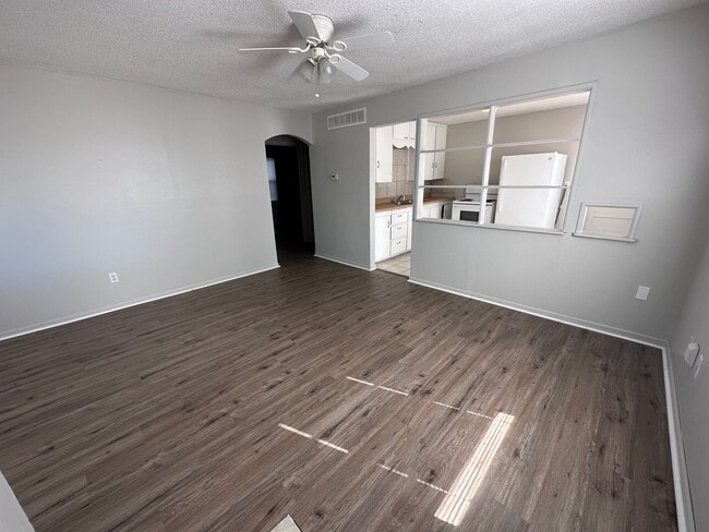 Building Photo - $1250 - 3 bed 1.5 bath - Single Family Hom...