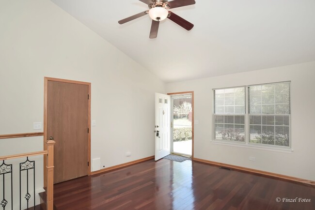 Building Photo - 3 Bedroom 2 Bath updated home in desired A...
