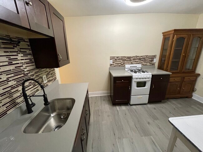 3rd floor kitchen - 5548 Avondale Pl