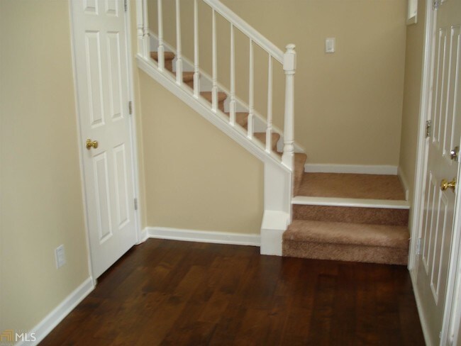 Foto del edificio - 5115 Yellow Pine Dr