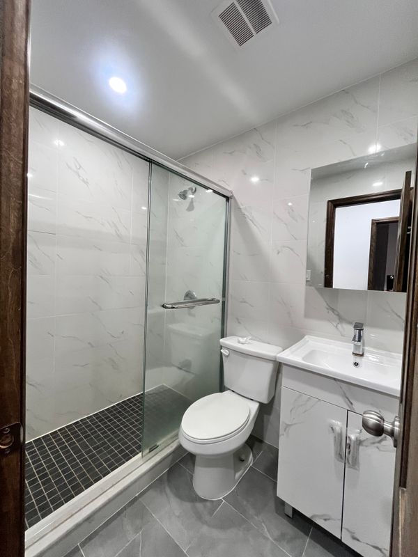 Foto del edificio - 64-03 Perry Ave