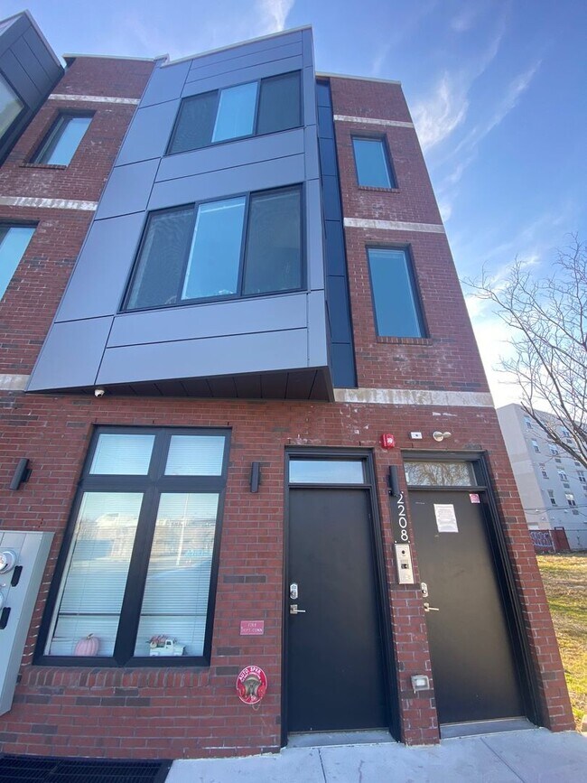 Building Photo - 2208 Ridge Ave