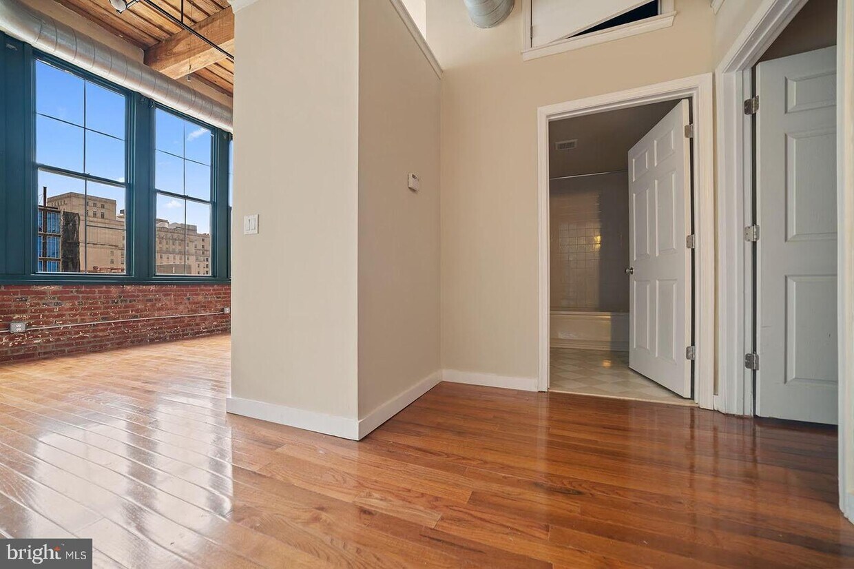 Primary Photo - 1010 Arch St