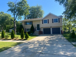 Building Photo - 709 S Salem Dr