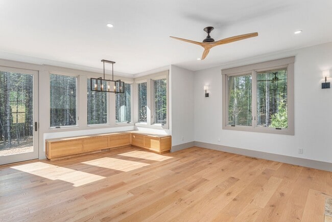 Building Photo - Stunning House w/ Amenities to Camp Lake J...