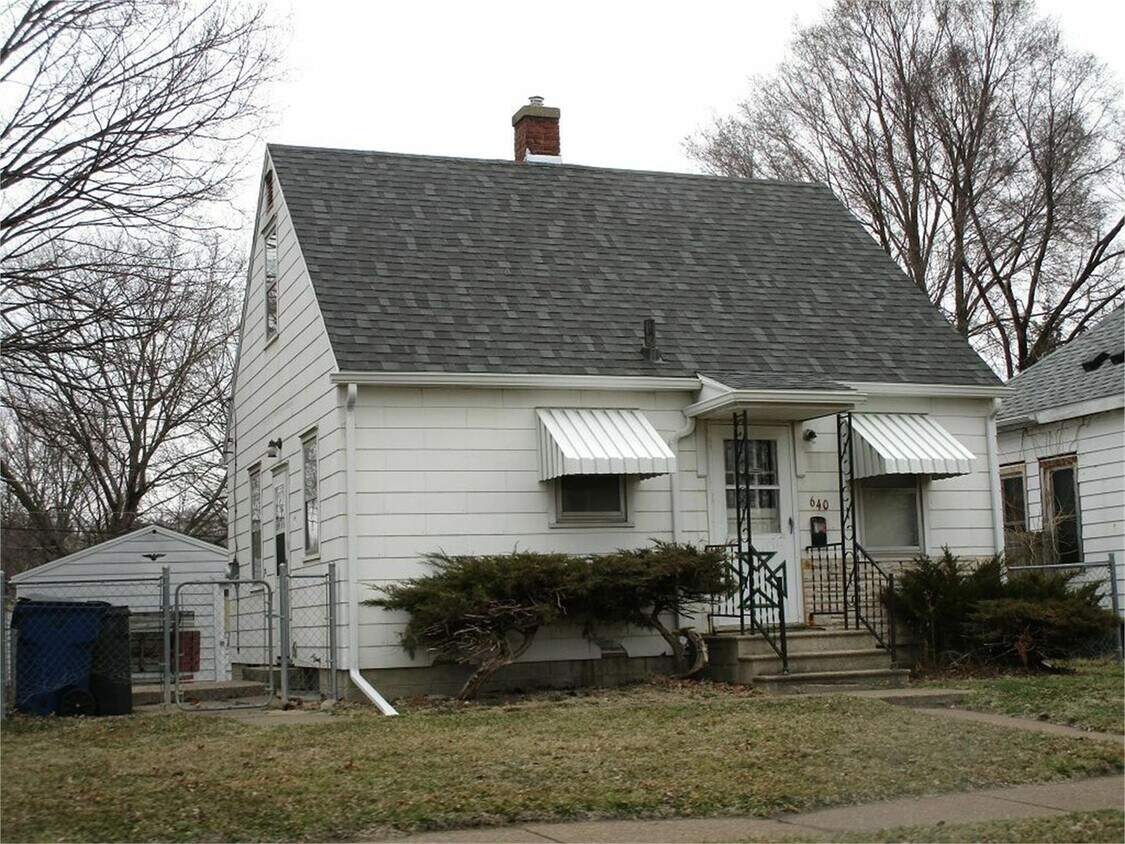 Foto principal - Updated 2 bedroom, 1 bath house