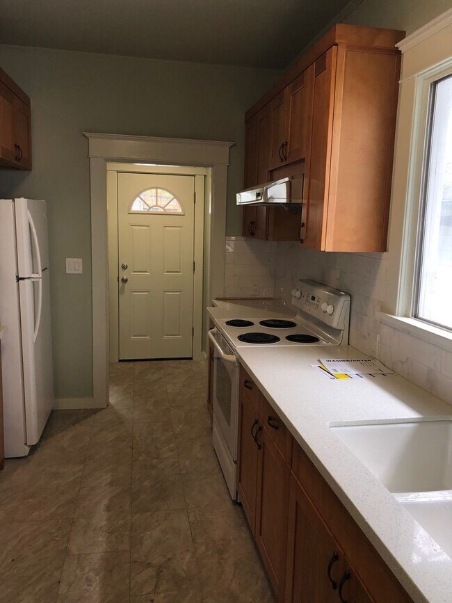 Building Photo - University Duplex