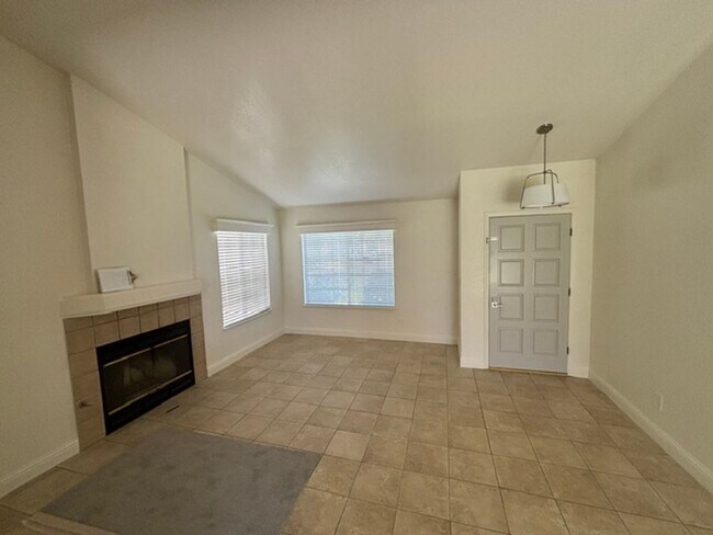 Foto del edificio - Clean 3 Bedroom / 2 Bathroom home near Stockdale High School, Recently Renovated!