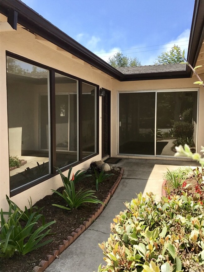 Building Photo - 3 Bedroom Carpinteria Home - Available Jan...