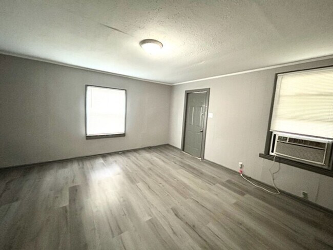 Building Photo - TWO BEDROOM / ONE BATH UNIT AVAILABLE NOW!