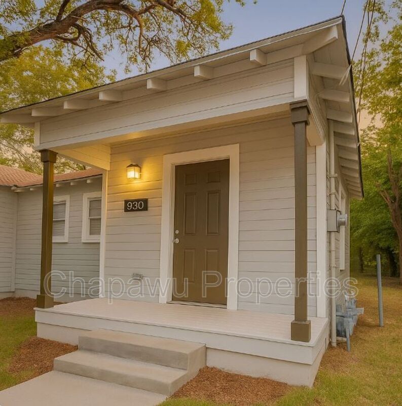 Primary Photo - 930 Poinsettia St