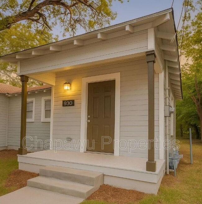 Photo - 930 Poinsettia St House