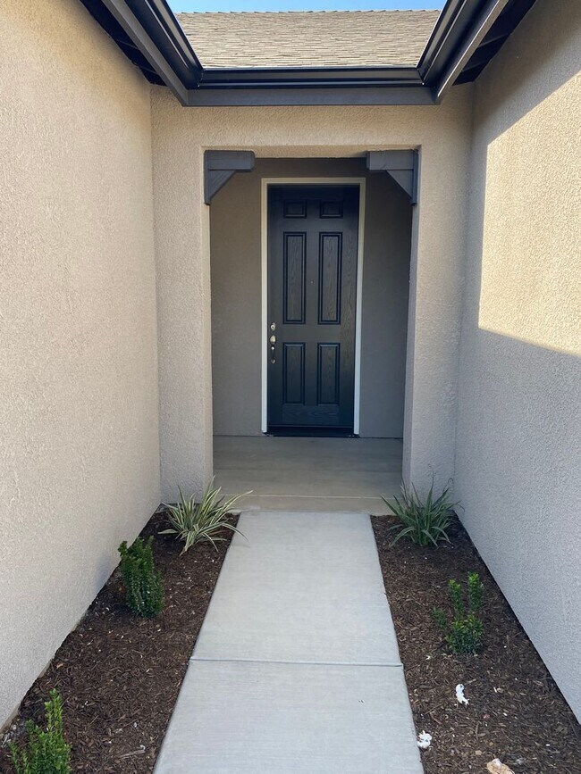 Foto del edificio - Gorgeous NEWER home between Tulare and Vis...