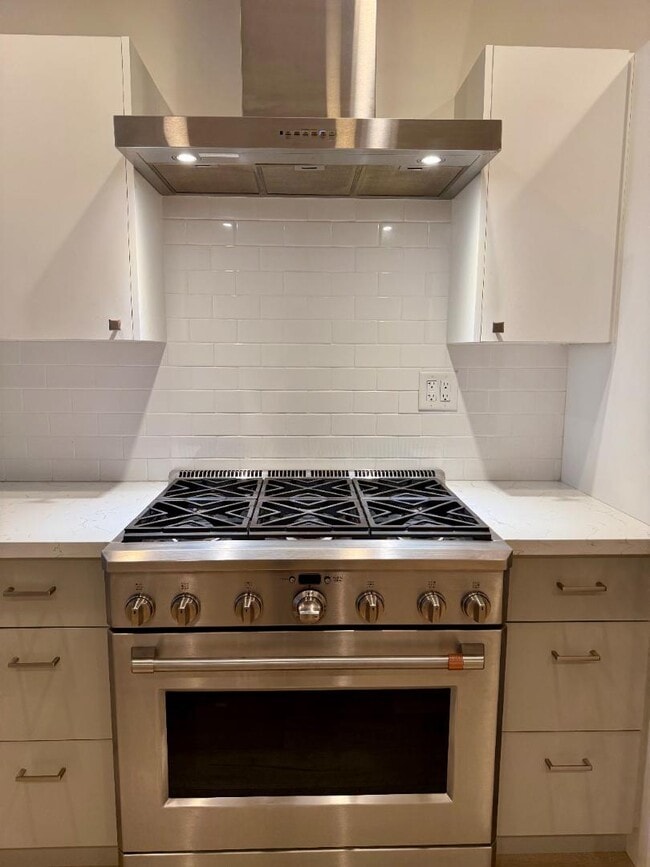 Building Photo - 21 E 6th St